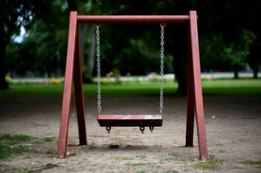 Девочка получила переломы на детской площадке в Саратове. Мать заявляет о «затяжном характере» расследования