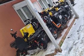 «Русский язык они не понимают, а я не знаю их языка»: саратовчанка рассказала о курьерах, устроивших стоянку электровелосипедов под окнами общежития