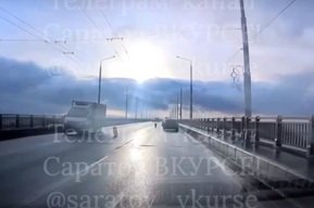 На мосту Саратов-Энгельс у «ГАЗели» отвалились колеса (видео)