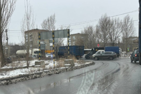 На кольце ВСО столкнулись иномарка, бензовоз, «Газель» и автобус: образовалась пробка