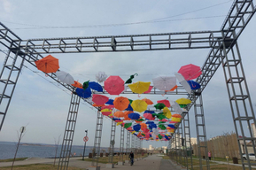 Буквально деньги на ветер: в суде заявлено, что мэрия Саратова может «неосновательно обогатиться» на зонтиках за 12 миллионов рублей, которые сдуло на новой набережной