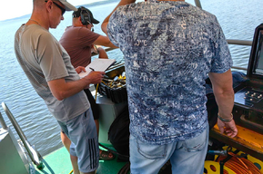 Затонувшая «бомба замедленного действия»: эксперты в суде ответили, какое именно судно на протяжении двух лет отравляет Волгу дизельным топливом