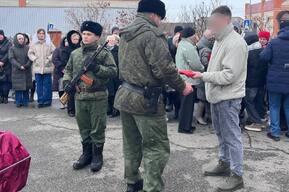 Сыну погибшего участника СВО вручили флаг России на похоронах отца