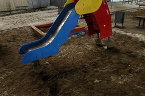 Обрывки гирлянд и опасная детская горка: саратовцы пожаловались на состояние аллеи на Шелковичной