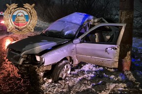 Водитель китайской иномарки врезалась в столб и попала в больницу 