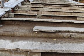 Состояние лестницы, ведущей к ФОК «Звёздный», вызвало у горожанина мысли о трагедии и скорой смерти (недавно на её ремонте освоили более миллиона рублей)