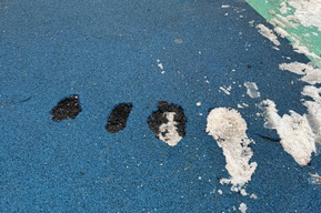 «И врагов не надо с такими друзьями»: коммунальщики разрушили покрытие детской площадки «Бобкэтом», а власти надеются на «гарантийные обязательства» со стороны подрядчика