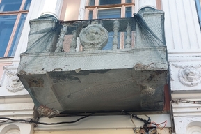 Дом-памятник на проспекте Столыпина приготовил для прохожих «смертельную ловушку»