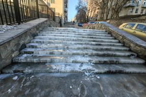 Смертельно опасный доступ к правосудию и Волге в Саратове: лестница к Ротонде и Арбитражному суду из-за течи и мороза превратилась в «каток»