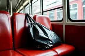 В троллейбусе нашли чёрный пакет, на место вызывали полицию