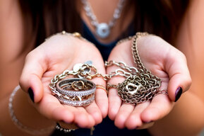 Лжеследователь пригрозил саратовчанке, что у нее дома проведут «обыск по видеосвязи» и заберут всё золото и деньги