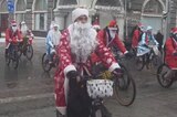 В Саратове Деды Морозы и Снегурочки проехали по проспекту на велосипедах