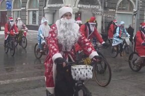 В Саратове Деды Морозы и Снегурочки проехали по проспекту на велосипедах