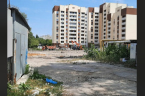 «Как я должна переселяться, когда у нас квартира на восьмом этаже?»: в Заводском районе переселенцам из аварийного жилья дали квартиры в доме, в котором не работают лифты