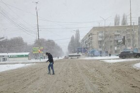 «Почему чисто и красиво только у вас на фото?»: в ответ на отчёты администраций, жители Саратова показали чиновникам «утопающий» в снегу город