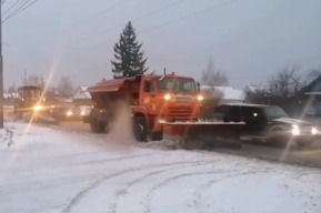 Заваленный снегом регион. Прокуратура контролирует уборку, а чиновники публикуют номера «горячих линий»