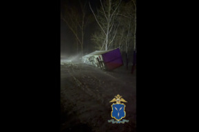 Во время непогоды в регионе перевернулся большегруз. Водителю потребовалась помощь Госавтоинспекторов