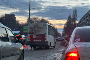 У торгового комплекса столкнулись «Веста» и маршрутка