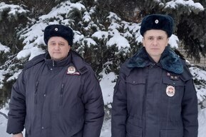 Полицейские спасли трех человек из снежного плена