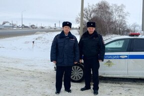 Полицейские помогли водителю оказавшейся в снежной ловушке «Газели» и напоили его кофе