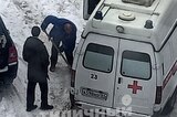 «Вопрос чьей-то жизни/смерти»: из-за неочищенной дороги во дворе дома застряла машина «скорой помощи»