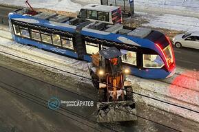 На Огородной снегопогрузчик протаранил трамвай