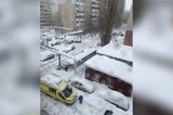 В заснеженном дворе в Саратове застряла машина «скорой помощи»