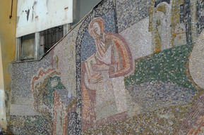 Чиновники посчитали ДК «Текстильщик» с оригинальной мозаикой слишком «молодым» для признания памятником, но прокуратура может попытаться вовсе отобрать обречённое на снос здание у собственника