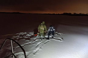 Провалился под лёд и застряли на Волге: в заснеженный день в Энгельсе трём мужчинам понадобилась помощь