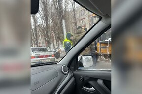 На кольце НИИ столкнулись отечественная легковушка и трактор: движение затруднено