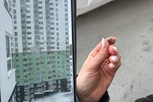 «Пуля летела снизу вверх»: жительница саратовского ЖК заявила, что по окну её квартиры стреляли из боевого оружия