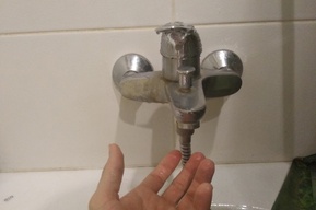 Жители Кировского района остались без воды из-за работ в школе