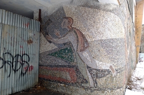 «Мозаику со спортивной тематикой уже уничтожили»: в Балашове возобновился снос печально известного ДК «Текстильщик»