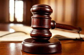 За просьбу помочь по дому мужчина облил бензином кровать своей бабушки и пригрозил сжечь её. Приговор