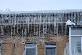 «Становится реально опасно»: на доме в центре города продолжают расти ледяные «копья»