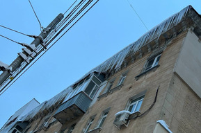 «Ждут, пока сосульки станут падать на голову?»: с кровли дома в центре города так и не убрали опасные ледяные «копья» (это должны были сделать вчера)