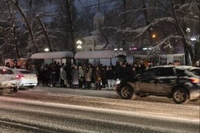 «До центра ходим пешком»: горожанка рассказала, что после прошедшего в начале недели снегопада ежедневные поездки на работу «превратились в ад»
