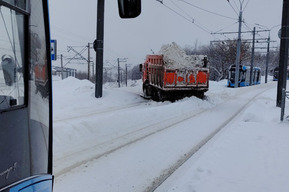 Буксующий КамАЗ и ДТП: в Саратове не ходят трамваи и троллейбусы
