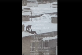 «Отчаянные времена требуют отчаянных мер»: на Пугачёва мужчины сбивают сосульки с крыши дома предметом, похожим на арматуру, и держат друг друга за куртку вместо страховки