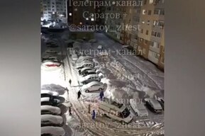 Медикам пришлось выталкивать «скорую» в неочищенном саратовском дворе