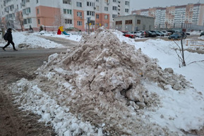 Горожанка рассказала, что в Солнечном-2 зелёная зона стала местом складирования снега