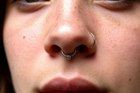 Лишилась украшения для пирсинга, колец и цепочек: 30-летняя девушка поехала к новому знакомому после клуба и была жестоко разочарована