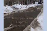 «Им теперь только весна поможет»: в Солнечном разливается коммунальная «река», коммунальщики обещают приехать «когда будет свободная бригада»