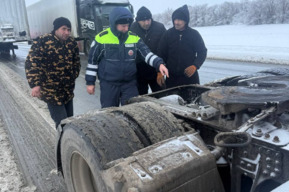 В Энгельсском районе госавтоинспекторы пришли на помощь водителю грузовика, у которого заблокировались тормоза