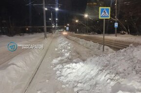 Снегоуборщики сбрасывают снег на рельсы: в результате в Саратове по несколько часов простаивают трамваи