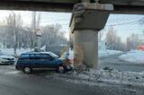 ВАЗ протаранил опору моста: водитель в больнице
