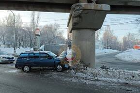 ВАЗ протаранил опору моста: водитель в больнице