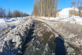 «Вода стала намерзать в глыбы»: улица в Заводском районе превратилась в «ледяной плен» из-за порыва труб и заблокированных проездов