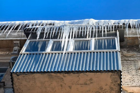 «Придут и будут долбить»: управляющая компания вторую неделю обещает разобраться со смертельно опасной кровлей в центре Саратова (пока сосульки непобедимы)