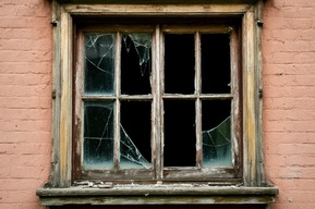 Забрался на второй этаж, разбил окно: женщина не успела вывезти вещи из расселённого дома и поплатилась